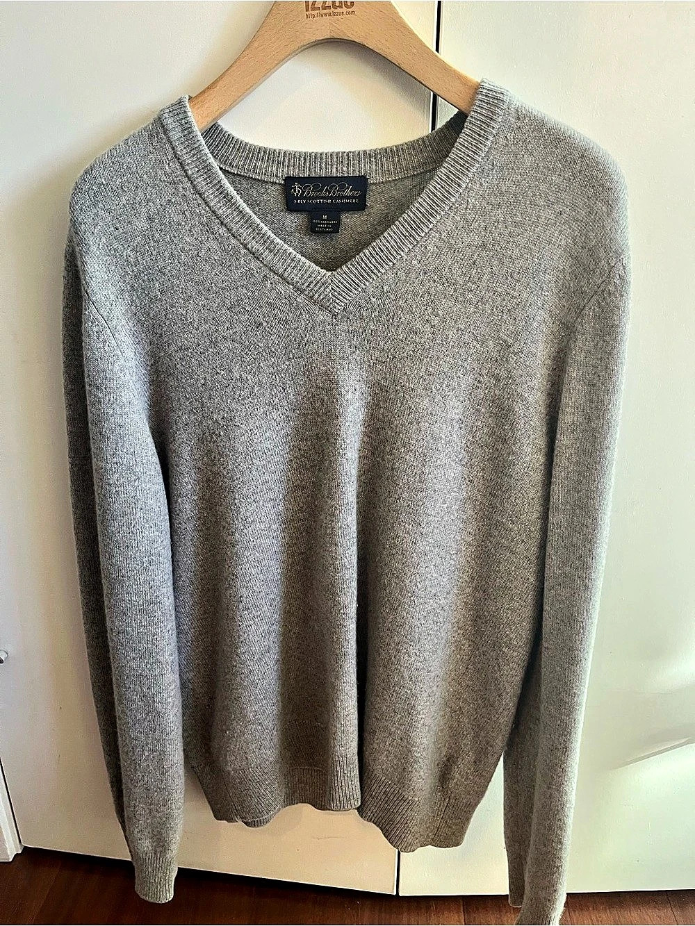 Brooks Brothers 3-Ply Scottish Cashmere V-Neck Sweater Gray Medium